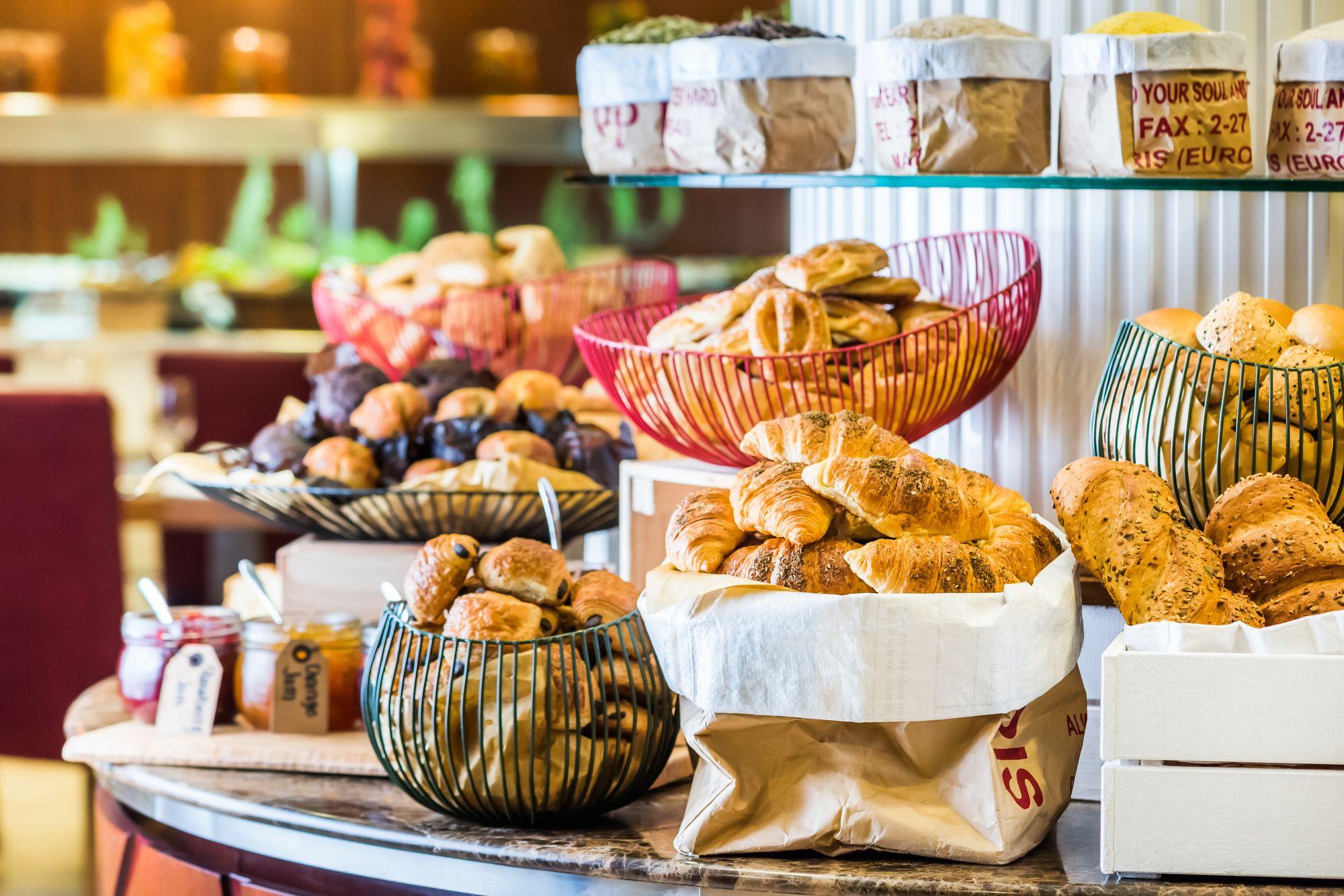 Radisson Blu Hotel, Jeddah Al Salam Exteriör bild A selection of pastries at a bakery